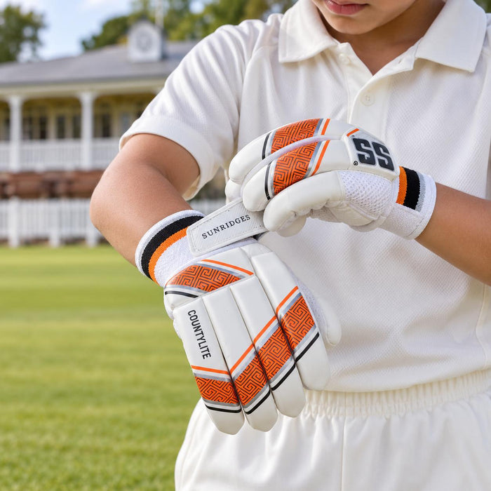 SS Countylite junior batting gloves - product in use
